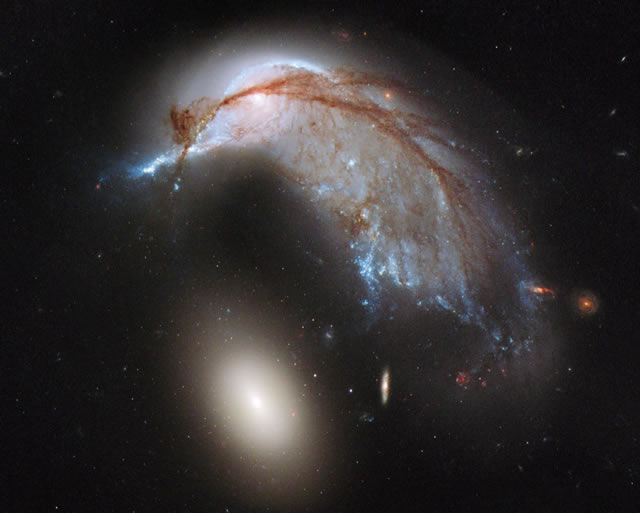 NGC 2936: Due galassie e un pinguino - The Porpoise Galaxy from Hubble