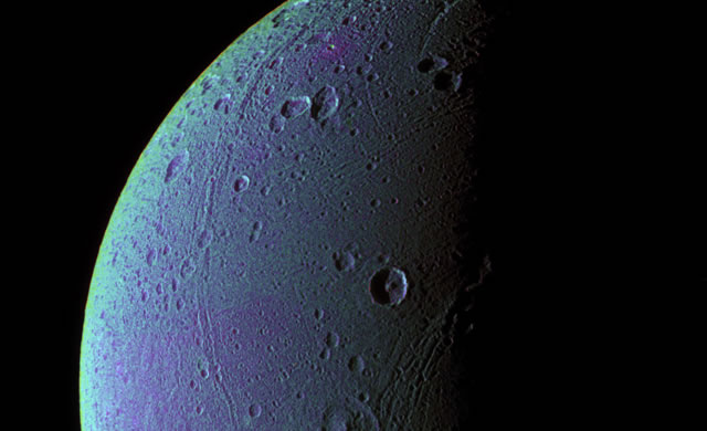 Saturn's Icy Moon Dione Has Oxygen Atmosphere - Dione, la Luna di Saturno, ha un'atmosfera con ossigeno