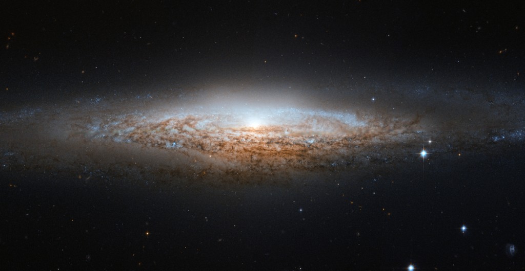 'UFO Galaxy' Spotted by Hubble Telescope - Il Telescopio Hubble riprende una galassia a forma di UFO!