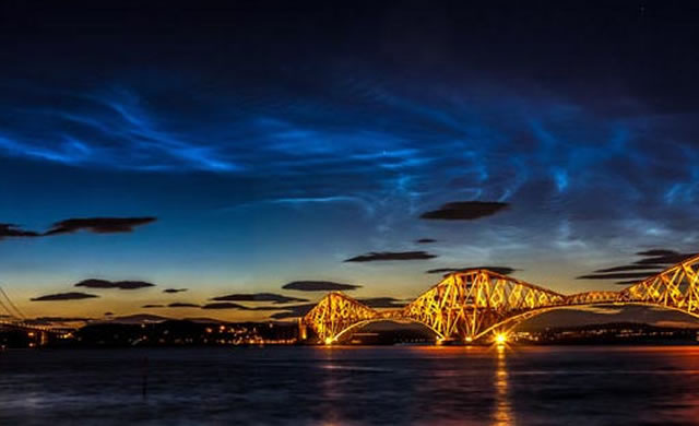  Noctilucent clouds (NLCs) over Queensferry, Scotland - Nubi nottilucenti fotografate in Scozia