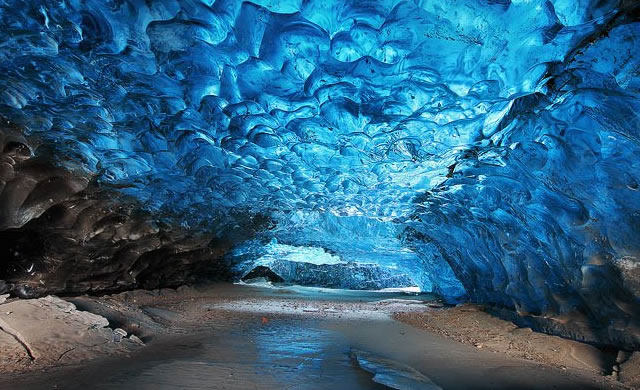 ‘Crystal’ Ice Cave in Skaftafell, Iceland  - La grotta di "Cristallo": il ghiaccio blu di Skaftafell in Islanda