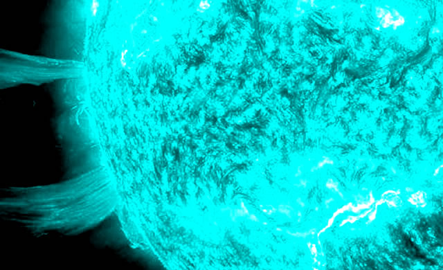 Gigantesca eruzione sul Sole avvenuta oggi - A truly gigantic explosion happened on the sun today