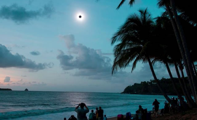 Total eclipse of the Sun - Eclissi totale di Sole