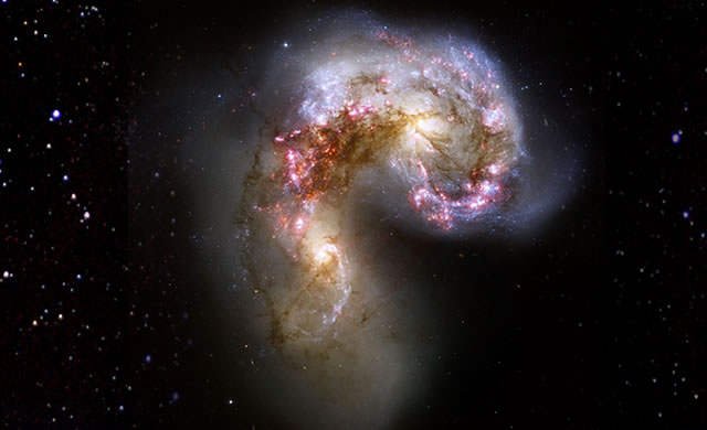 Due galassie in collisione fanno l'amore, non la guerra. - Colliding galaxies make love, not war.