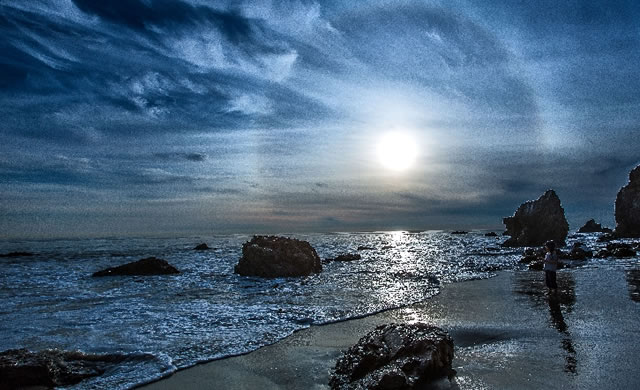 Gioco di luce fra il Sole e cristalli di ghiaccio - Sun Halo Formed By Ice Crystals In Atmosphere