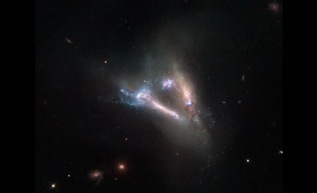 Hubble riprende una cosmica "V" di una galassia emergente - Hubble sees cosmic "flying V" of merging galaxies
