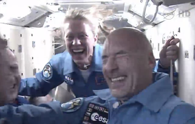 Luca Parmitano con un sorriso raggiante è a bordo della ISS e ci fa #Volare! 