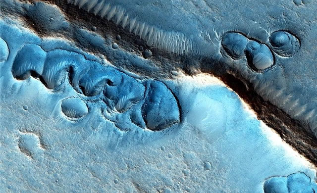 Marte in blu: Il Mistero della Morfologia Marziana - Mystery Martian Morphology of the Month