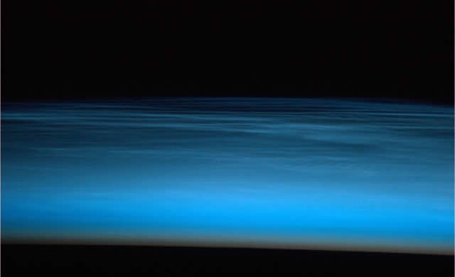 Luca Parmitano: Nubi Nottilucenti  #Volare nel blu, dipinto di blu... @astro_luca: Noctilucent Clouds