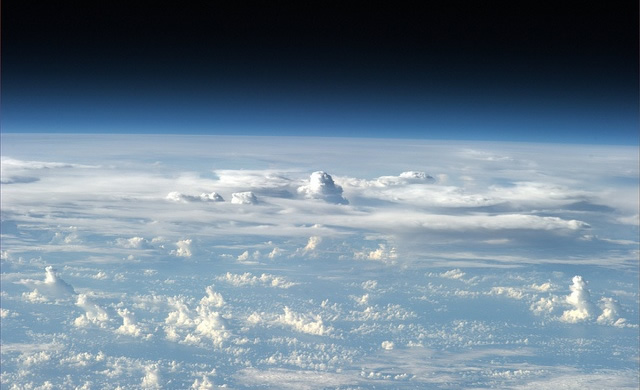 Luca Parmitano: Nuvole torreggianti sull’orizzonte - #Volare - @astro_luca: Towering clouds on the horizon