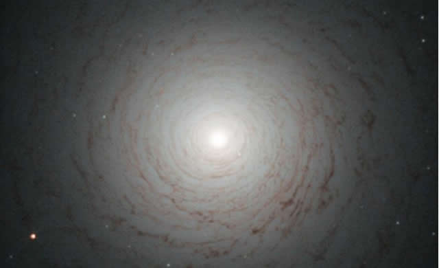 Il Telescopio Spaziale #Hubble punta gli Occhi su una Misteriosa ed Antica Spirale - Hubble Eyes a Mysterious Old Spiral