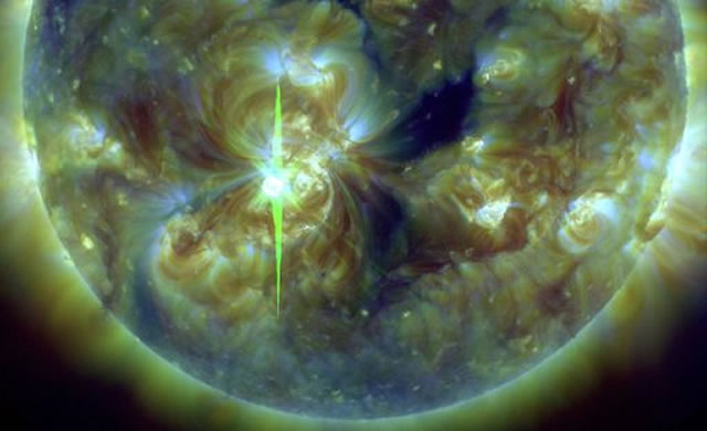 Attività Solare: Nuovi brillamenti X1 e M2 - Space Weather: Big sunspot AR1890 is crackling with strong flares