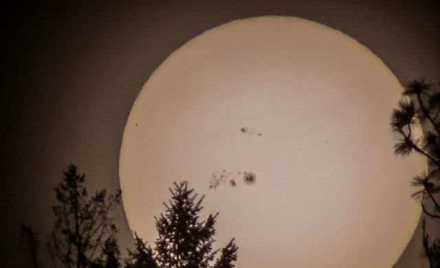 AR1944: La Gigantesca Macchia Solare è Ora Fronte Terra - Huge Sunspot targets Earth
