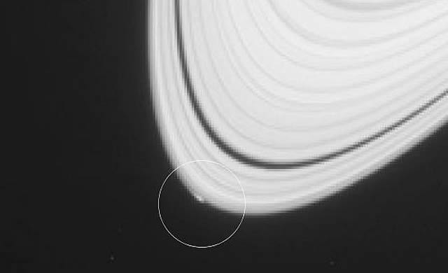 Probabile Formazione di una Nuova Luna Intorno a Saturno - Possible New Moon Forming Around Saturn